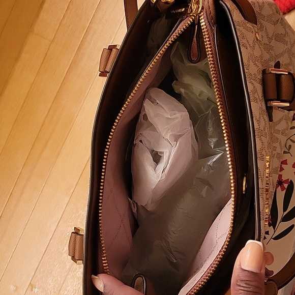 Michael Kors Lynn Satchel - Picture 3 of 16